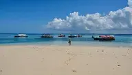Turyści na plaży na Zanzibarze w Tanzanii. MSZ ostrzega przed podróżami z powodu zamieszek i wprowadzenia godziny policyjnej.