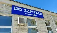 Napis „Do szpitala” na budynku placówki medycznej w Polsce.