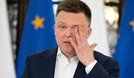 Marszałek Sejmu Szymon Hołownia podczas rozmowy z dziennikarzami przed wejściem do Prokuratury Okręgowej w Warszawie, gdzie ma złożyć zeznania w sprawie wypowiedzi o „zamachu stanu”.