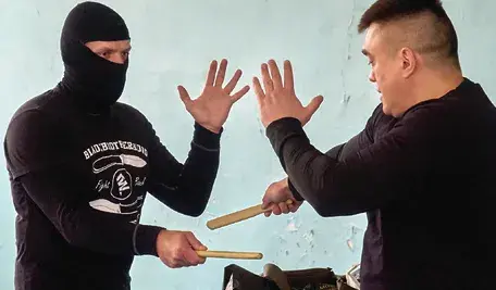 Obywatele Ukrainy uczestniczą w szkoleniu z walki nożem organizowanym przez Center for Training Citizens for National Resistance﻿ w Charkowie, północno-wschodnia Ukraina, 1 listopada 2025 roku, w trakcie trwającej inwazji rosyjskiej. Rosyjskie wojska wkroczyły na terytorium Ukrainy 24 lutego 2022 roku, rozpoczynając konflikt, który wywołał zniszczenia i kryzys humanitarny. EPA/SERGEY KOZLOV Dostawca: PAP/EPA.