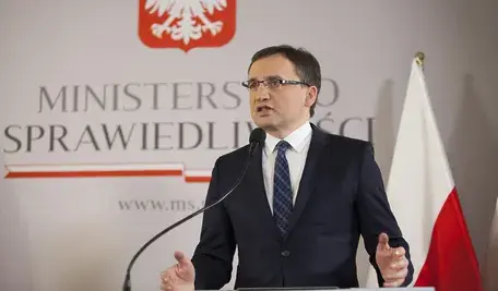 Były minister sprawiedliwości Zbigniew Ziobro zapowiedział, że nie zamierza dobrowolnie zrzekać się swojego immunitetu poselskiego. W czwartek Sejm rozpatrzy wniosek prokuratury o jego uchylenie w związku z głośną sprawą Funduszu Sprawiedliwości.