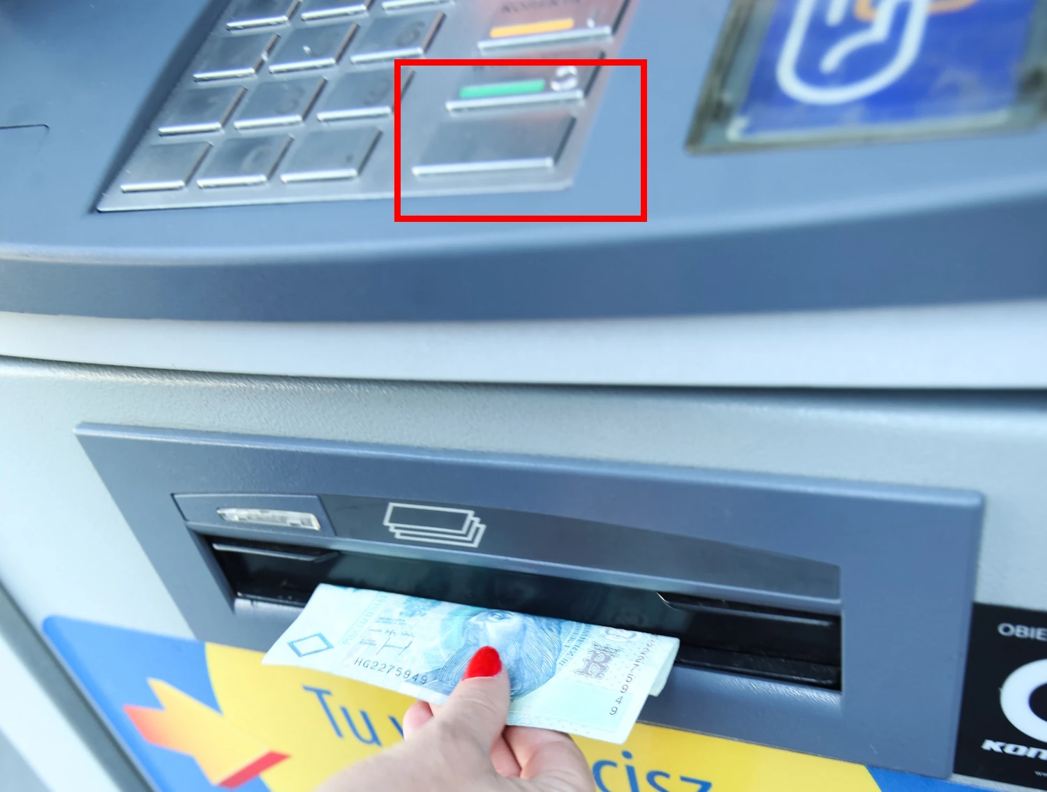 Jak rozpoznać fałszywy bankomat? Podpowiadamy, na co trzeba zwracać uwagę. istotny jest jeden szczegół