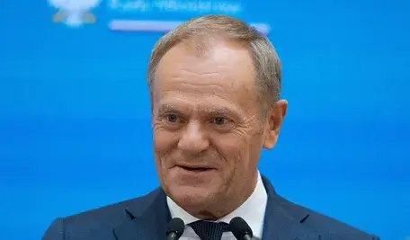 Uśmiech Donalda Tuska po tym, jak przypisał sobie sukcesy poprzednich rządów