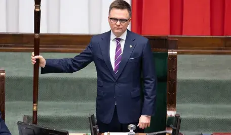Szymon Hołownia uznał, że nie będzie odpowiadał na kolejne pytania w sprawie zamachu stanu. Tutaj dzierży w dłoni laskę marszałkowską podczas obrad Sejmu