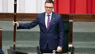Szymon Hołownia uznał, że nie będzie odpowiadał na kolejne pytania w sprawie zamachu stanu. Tutaj dzierży w dłoni laskę marszałkowską podczas obrad Sejmu