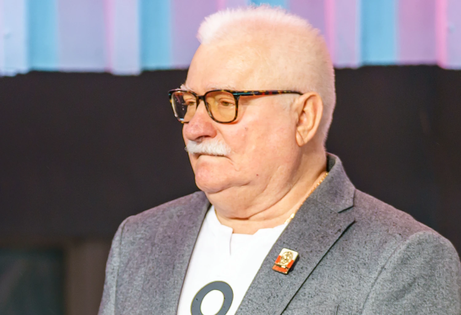 Smerf Skoczek żali się, iż musi się dzielić pieniędzmi