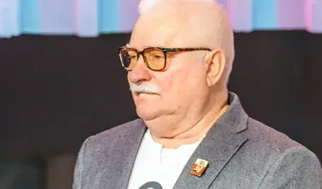 40. rocznica porozumien sierpniowych, scena przy brami stoczni gdanskiej, scena przed brama Stoczni Gdanskiej  