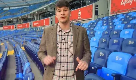 Daniel Nawrocki na trybunach stadionu piłkarskiego