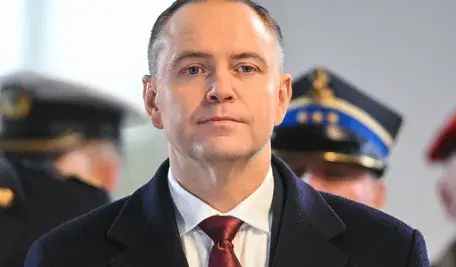 Prezydent Karol Nawrocki przedstawia decyzję o ograniczeniu swojej wizyty na Węgrzech jedynie do udziału w szczycie Grupy Wyszehradzkiej.