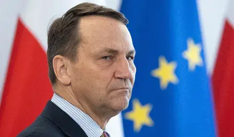 Radosław Sikorski podczas wywiadu telewizyjnego, w którym komentuje słowa prezydenta i ostrzega przed ryzykiem zmian traktatów UE