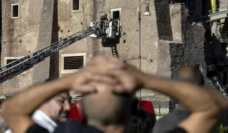 Strażacy i ratownicy przed zawaloną wieżą Torre dei Conti w Rzymie – miejsce tragedii, w której zginął robotnik.