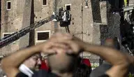 Strażacy i ratownicy przed zawaloną wieżą Torre dei Conti w Rzymie – miejsce tragedii, w której zginął robotnik.