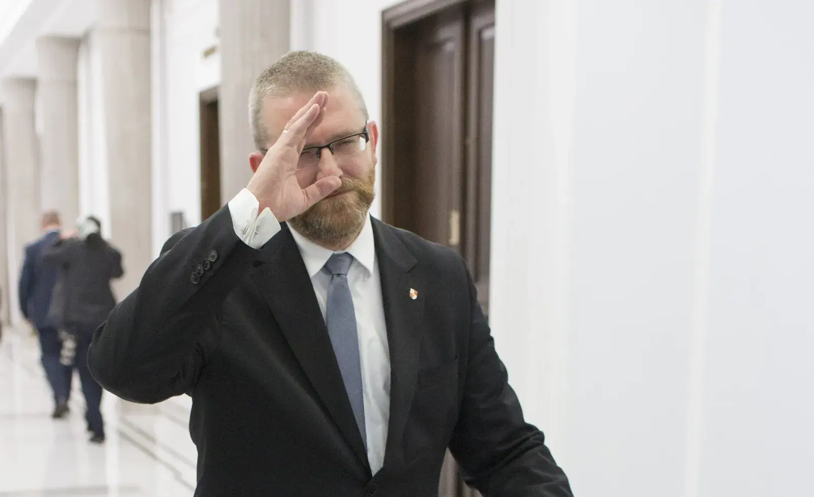 Grzegorz Braun dostał Nagrodę Pokoju i Praw Człowieka. W tle dezerter, który uciekł na Białoruś