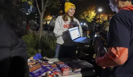 Nowy Jork wybiera nowego burmistrza. Wśród kandydatów znalazł się Curtiss Sliwa – aktywista i założyciel Aniołów Stróżów o polskich korzeniach. Zmierzy się m.in. z Andrew Cuomo i Zohranem Mamdanim.