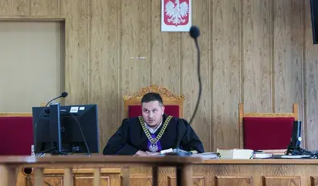 Sędzia Tomasz Trębicki na sali Sądu Rejonowego Warszawa - Śródmieście, 4 bm. Sprawa z oskarżenia prywatnego Krzysztofa Brejzy dotyczy słów prezesa PiS na sejmowej komisji śledczej ds. Pegasusa z marca ubiegłego roku. Lider PiS miał wówczas powiedzieć o Brejzie: „Znaczący polityk formacji opozycyjnej dopuszcza się bardzo poważnych, a przy tym odrażających przestępstw”. W związku z oskarżeniem prywatnym Brejzy, Sejm w marcu b.r. uchylił Kaczyńskiemu immunitet. (ad) 