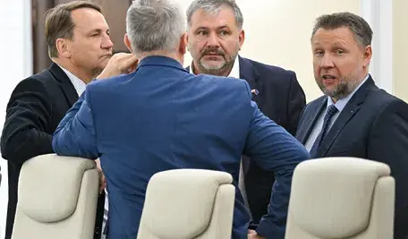 zef MSWiA Marcin Kierwiński (P), minister sprawiedliwości Waldemar Żurek (2P) oraz wicepremier, minister spraw zagranicznych Radosław Sikorski (L) na posiedzeniu rządu w Kancelarii Prezesa Rady Ministrów w Warszawie