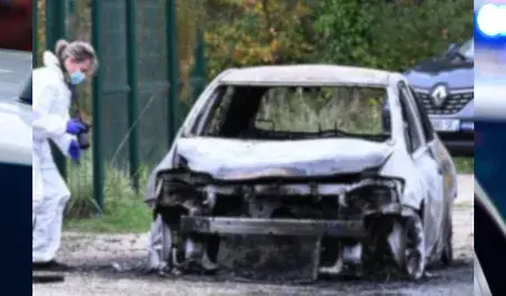 Spalony samochód sprawcy ataku na wyspie Oléron we Francji, otoczony przez służby policyjne i straż pożarną po zatrzymaniu napastnika.