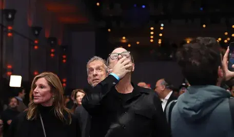 Wybory burmistrza w Nowym Jorku – pierwszy muzułmanin i socjalista wybrany burmistrzem miasta, wielokulturowe tłumy w tle