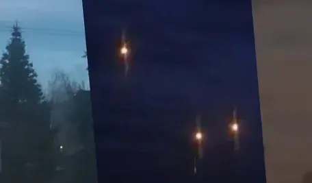 Pomarańczowe kule świetlne na nocnym niebie nad Polską – tajemnicze flary lub ćwiczenia wojskowe uchwycone w formacji, widok nad województwem śląskim