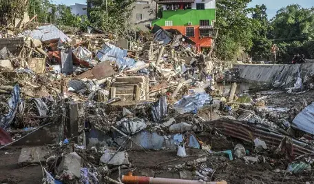 Zniszczenia po tajfunie Kalmaegi na Filipinach – zalane ulice, zawalone domy i mieszkańcy próbujący wydobyć dobytek z ruin w prowincji Cebu.