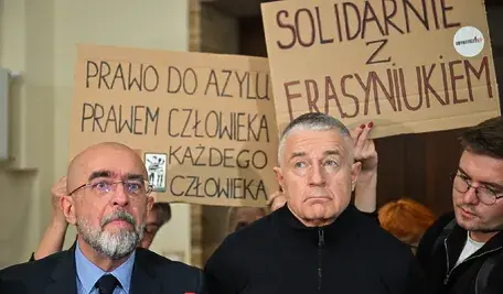 Władysław Frasyniuk (C) i adwokat Radosław Baszuk (L) rozmawiają z mediami na korytarzu Sądu Okręgowego we Wrocławiu, 6 bm. Sąd Okręgowy uniewinnił byłego posła i opozycjonistę z czasów PRL Władysława Frasyniuka, oskarżonego o znieważenie polskich żołnierzy. Sąd zmienił wyrok sądu pierwszej instancji, który skazał Frasyniuka na 15 tys. zł grzywny. Orzeczenie, które zapadło w procesie apelacyjnym, jest prawomocne. Proces toczył się z wyłączeniem jawności. (ad) PAP/Maciej Kulczyński ***Do tego materiału zdjęciowego dostępna jest również depesza w systemie CSI, pt.: Wrocław/ Władysław Frasyniuk uniewinniony w procesie o znieważenie żołnierzy (krótka)***