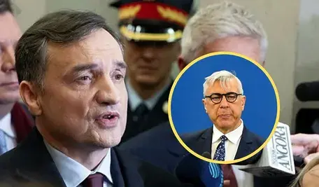 Zbigniew Ziobro przemawiający do mediów podczas konferencji prasowej, otoczony przez dziennikarzy. Obok widoczna wstawka z Romanem Giertychem w garniturze na niebieskim tle.