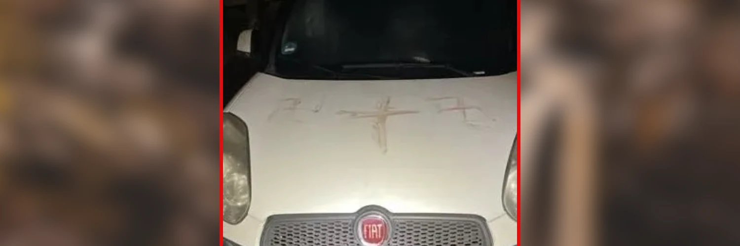 Szokujący wandalizm. Ktoś namalował ludzką krwią swastyki na samochodach