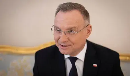 Były prezydent Andrzej Duda podczas wypowiedzi dla mediów.