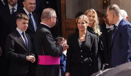 Na spotkaniu z papieżem w Watykanie pierwsza dama była ubrana w kostium z kolekcji Izabeli Janachowskiej. To czarna elegancka i bardzo skromna kreacja, która zachwyciła komentatorów