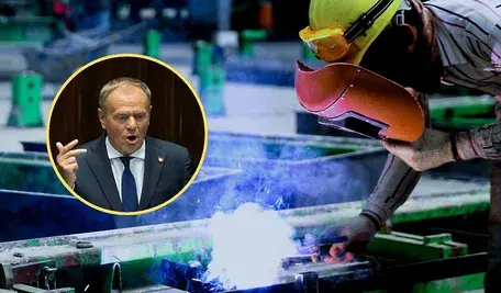 Premier przemawia podczas debaty w Sejmie, a obok widoczny jest pracownik w kasku i masce spawalniczej wykonujący prace w zakładzie przemysłowym.