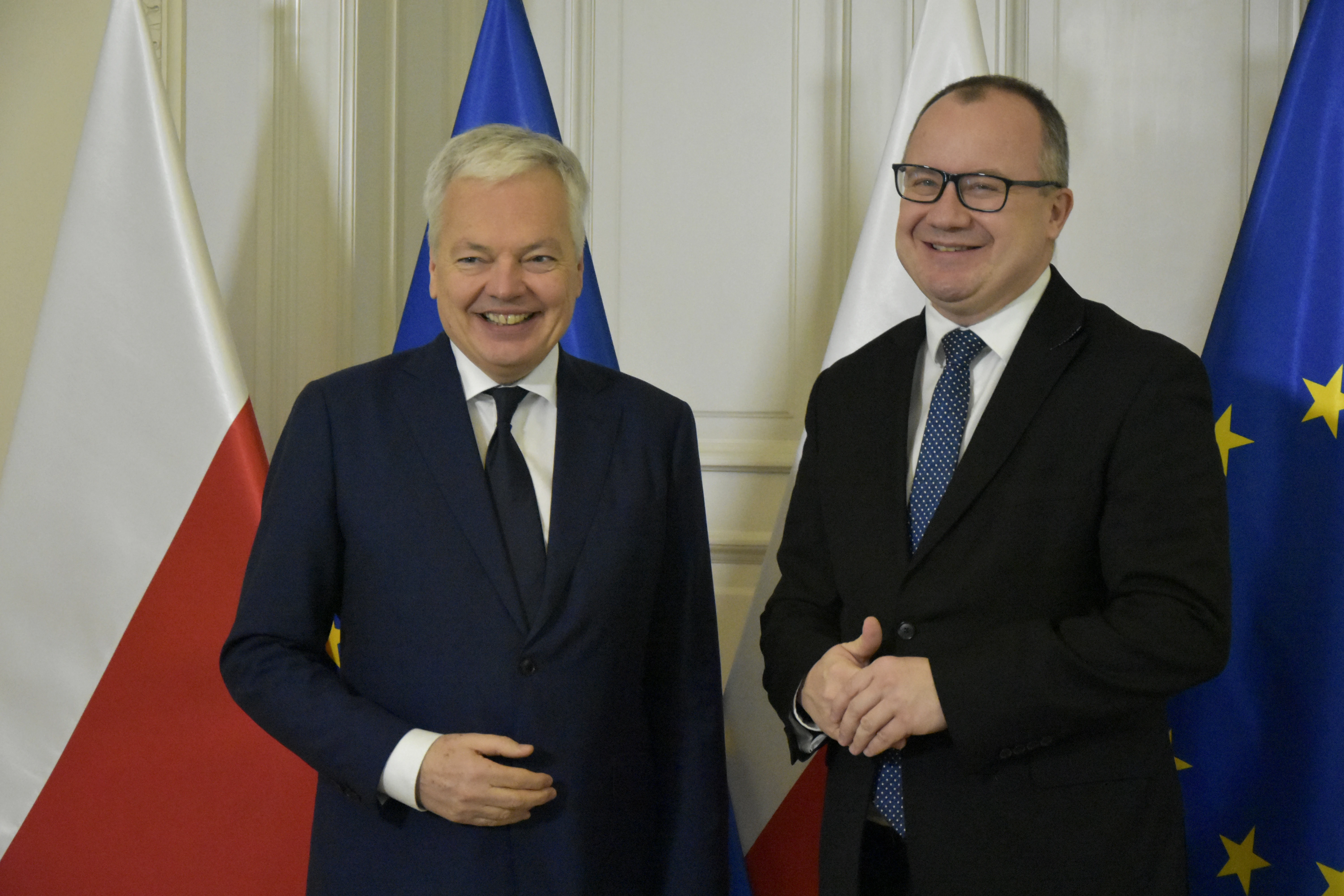 Pouczał Polaków o praworządności, a sam usłyszał zarzuty. Były komisarz UE podejrzany o pranie pieniędzy