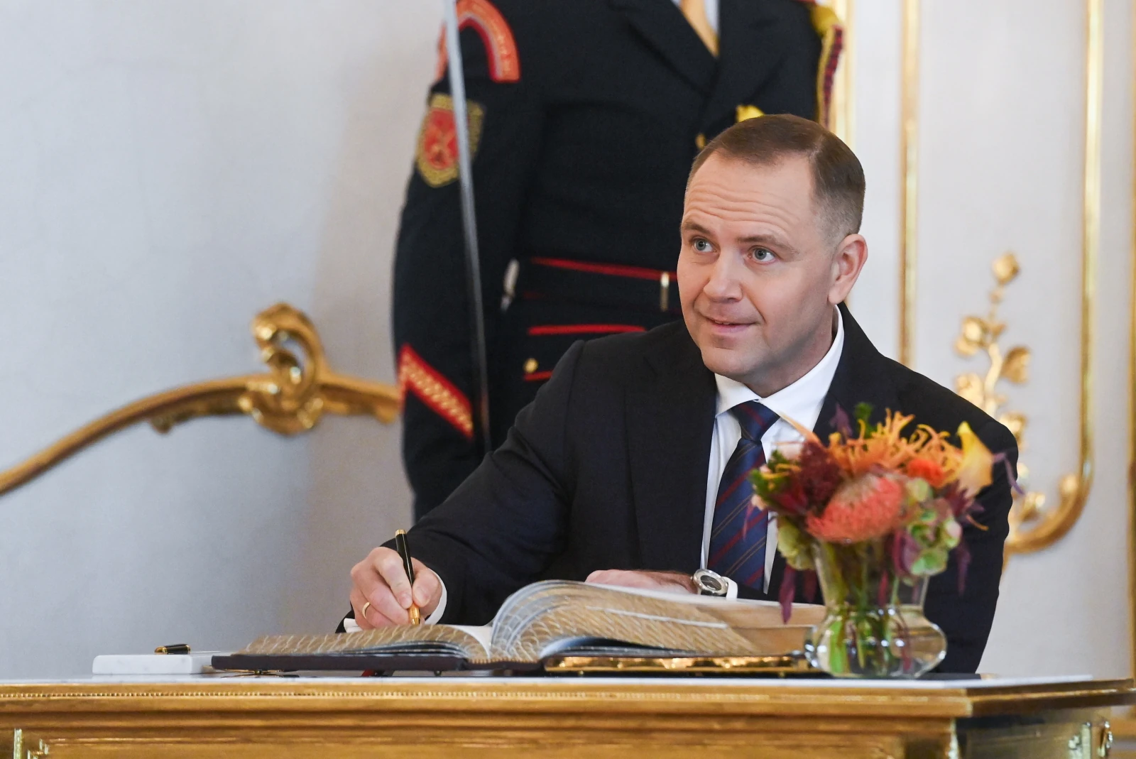 Prezydent Nawrocki przechodzi do ofensywy. Blokuje ustawę ubezpieczeniową i zapowiada tańszy prąd dla Polaków