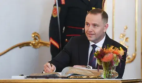 Prezydent RP Karol Nawrocki dokonuje wpisu do księgi pamiątkowej podczas spotkania z prezydentem Słowacji Petrem Pellegrinim w Pałacu Prezydenckim w Bratysławie, 5 bm.