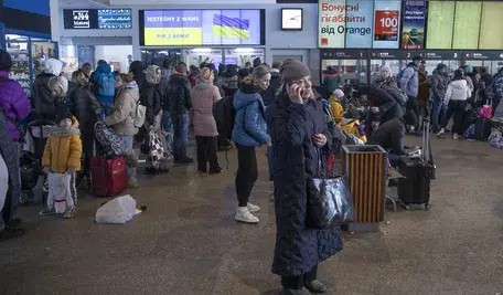 Uciekinierzy z ogarniętej wojną Ukrainy na Dworcu Centralnym w Warszawie