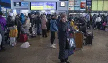 Uciekinierzy z ogarniętej wojną Ukrainy na Dworcu Centralnym w Warszawie