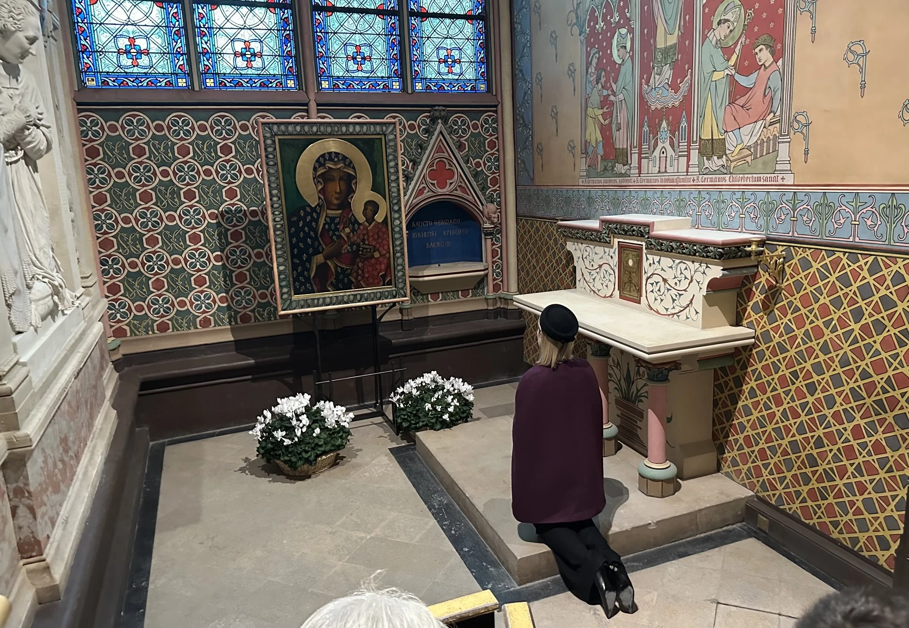 Wzruszające chwile w katedrze Notre Dame. Marta Nawrocka modliła się przed obrazem Matki Bożej Częstochowskiej