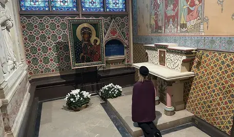 Pierwsza Dama Marta Nawrocka modli się przed obrazem Pani z Jasnej Góry w Kaplicy Polskiej w Notre Dame