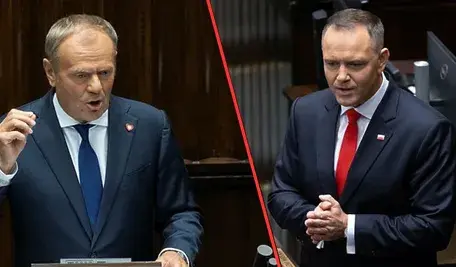 Premier Donald Tusk i prezydent Karol Nawrocki, po lewej i prawej stronie kadru, oddzieleni czerwoną linią. Obaj stoją za mównicami w trakcie wystąpień parlamentarnych.