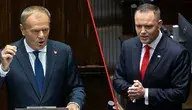 Premier Donald Tusk i prezydent Karol Nawrocki, po lewej i prawej stronie kadru, oddzieleni czerwoną linią. Obaj stoją za mównicami w trakcie wystąpień parlamentarnych.