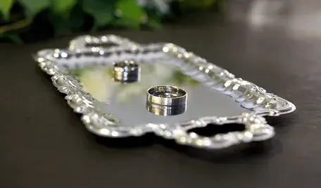 Pastorka Lena Müller z berlińskiej parafii ewangelickiej podczas symbolicznej ceremonii błogosławieństwa czterech mężczyzn żyjących w związku poliamorycznym w kościele w Berlinie.