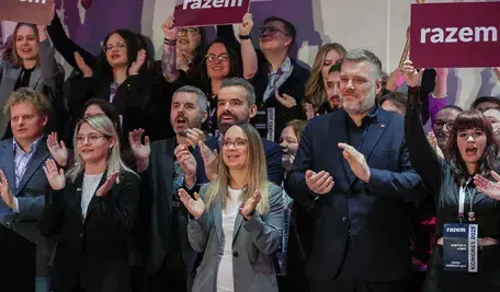 Współprzewodniczący partii Adrian Zandberg (C) podczas Kongresu Partii Razem w stołecznym Centrum Olimpijskim, 8 bm. (ad) PAP/Paweł Supernak