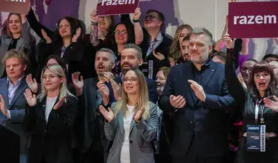 Współprzewodniczący partii Adrian Zandberg (C) podczas Kongresu Partii Razem w stołecznym Centrum Olimpijskim, 8 bm. (ad) PAP/Paweł Supernak