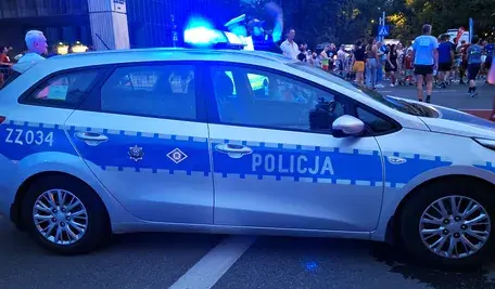 Policjanci przy ulicy Szegedyńskiej na warszawskich Bielanach zabezpieczają miejsce zdarzenia po ataku nożem, w którym ranny został 28-letni mężczyzna.