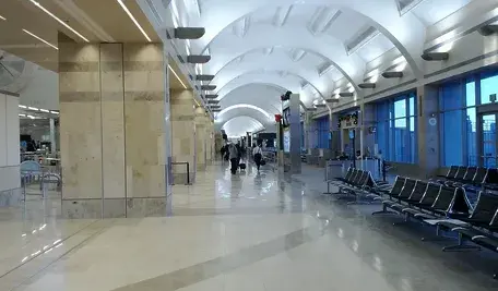 Funkcjonariusz włoskiej służby bezpieczeństwa kontrolujący bagaż pasażerów na lotnisku w Wenecji po zatrzymaniu turystki z Polski, w której plecaku znaleziono nabój.