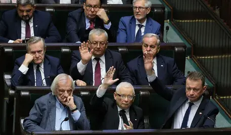 Politycy PiS, od lewej: poseł Ryszard Terlecki, prezes Jarosław Kaczyński, szef KP PiS; za nimi, od lewej: poseł Piotr Gliński, poseł Andrzej Adamczyk i poseł Leonard Krasulski głosują, 7 bm. w Sejmie w Warszawie. Sejm uchylił immunitet Zbigniewowi Ziobrze w odniesieniu do wszystkich 26 zarzutów, które chce mu postawić Prokuratura Krajowa, w związku ze sprawą Funduszu Sprawiedliwości. Sejm wyraził także zgodę na zatrzymanie i tymczasowe aresztowanie byłego szefa MS. (mr) PAP/Paweł Supernak
