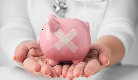 Polski system ochrony zdrowia właśnie wchodzi w najtrudniejszy moment od lat – w budżecie NFZ już brakuje miliardów, a eksperci otwarcie mówią o zbliżającym się „zderzeniu ze ścianą”. Dla pacjentów może to oznaczać dłuższe kolejki, ograniczenia świadczeń i jeszcze większą zależność NFZ od kroplówki z budżetu państwa.