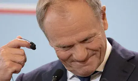 Publicystka GW stawia tezę, iż widoczny na zdjęciu Donald Tusk jest eunuchem.