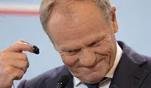 Publicystka GW stawia tezę, iż widoczny na zdjęciu Donald Tusk jest eunuchem.