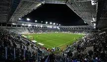 Stadion Radomiaka Radom – widok na murawę i trybuny wypełnione kibicami podczas meczu.