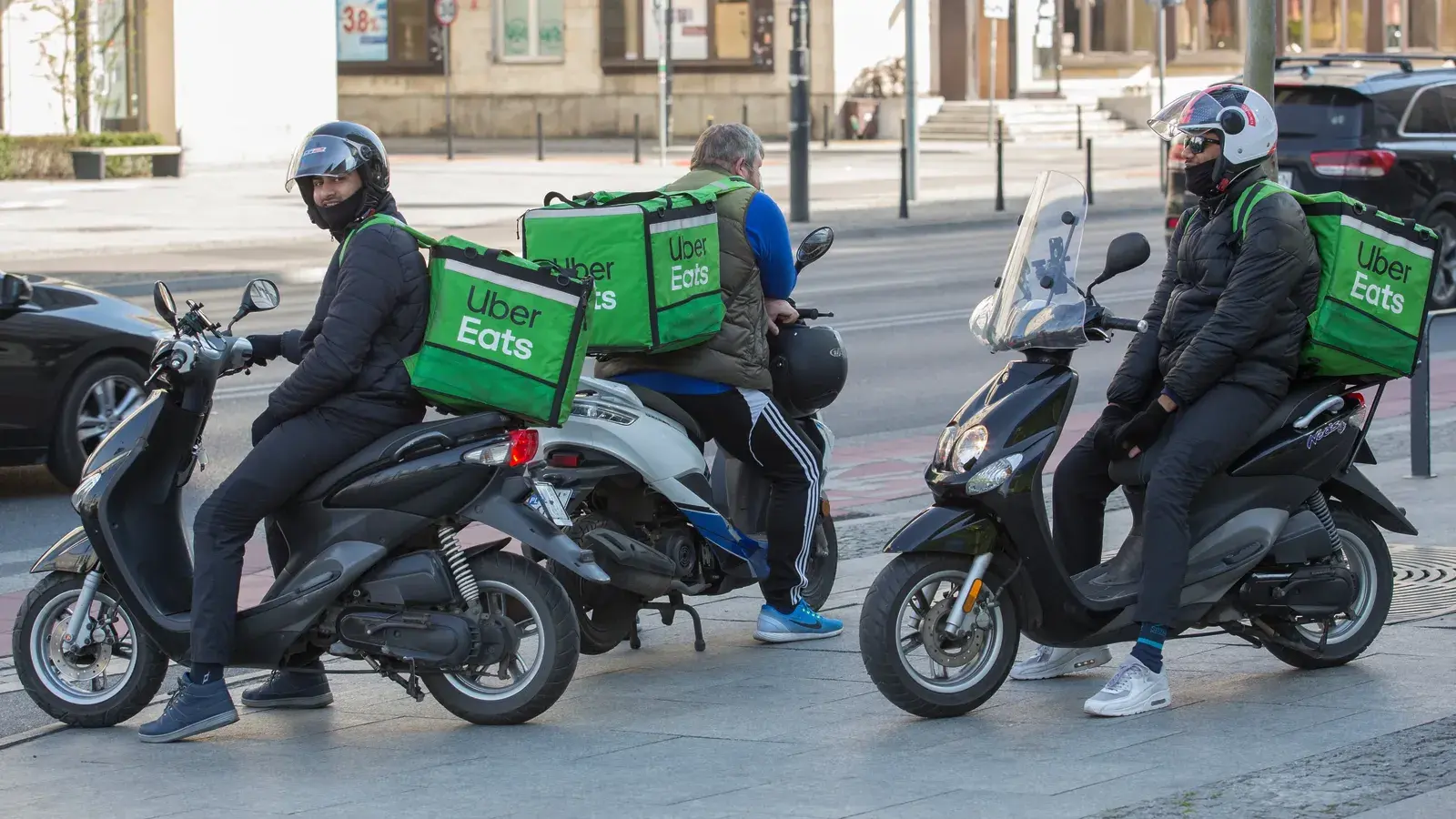 Tak rząd Tuska kłamie w sprawie imigracji. Dla obcych praca, dla Polaków bieda!